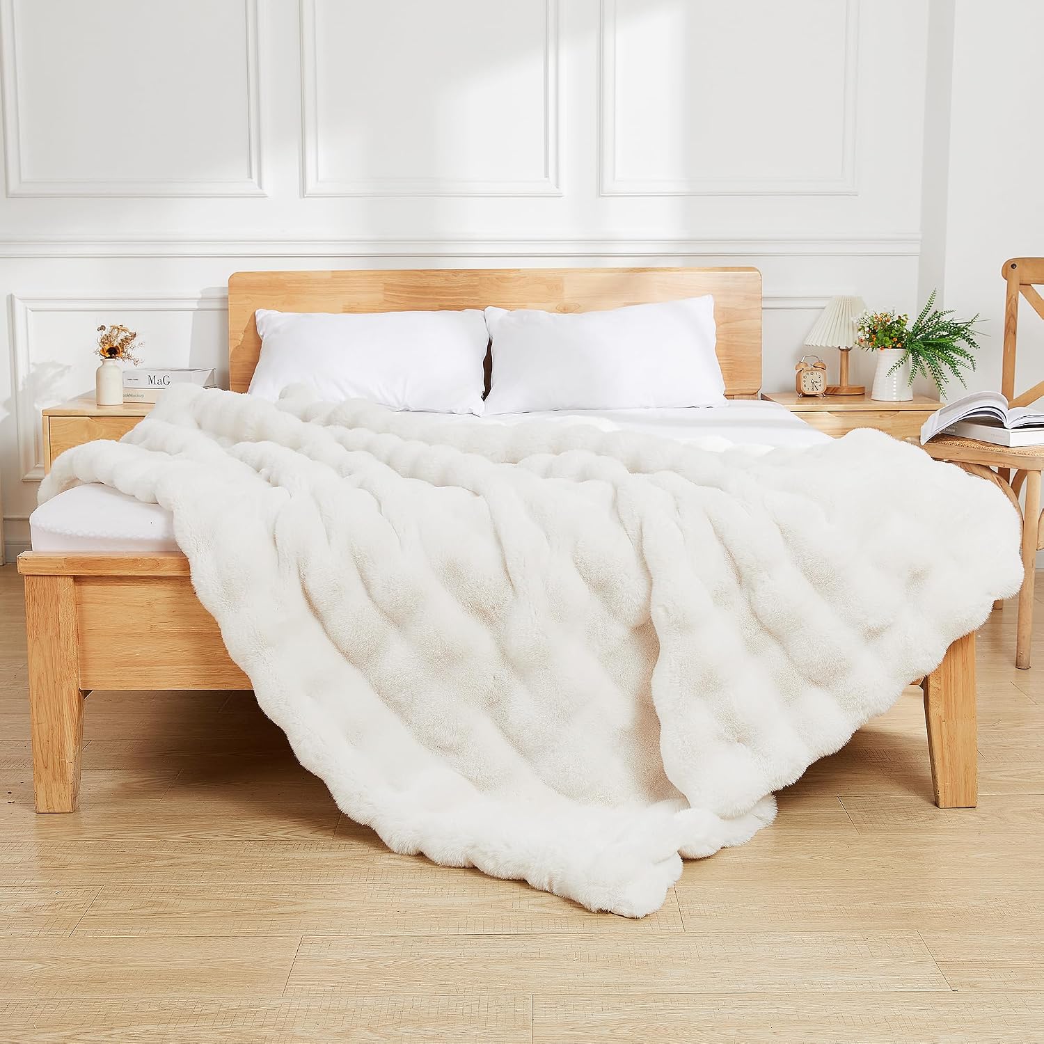 Latepis Luxury King Faux Fur Throw Blanket Fuzzy for Bed Soft Thick Blankets for Sofa Cute Plush Fuzzy Warm Blanket for All Seasons Ideal Gifts Furry Blankets Beige 90x108 Inch, 860gsm